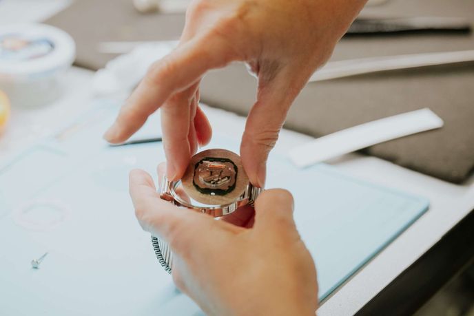 Ruční výroba v Novém Městě nad Metují. Mechanický strojek je složen z více než 130 součástek, průměr nejmenší činí 0,08 milimetru. Ruční výroba v Novém Městě nad Metují. Mechanický strojek je složen z více než 130 součástek, průměr nejmenší činí 0,08 milimetru.