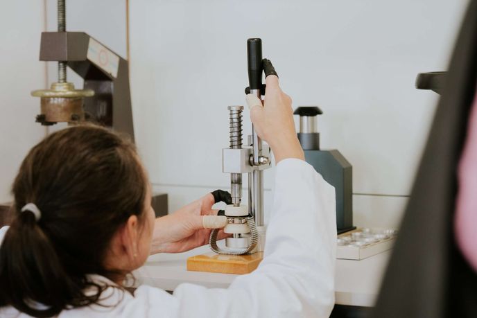 Každý kus prochází v Eltonu rukama několika mistrů, atmosféra v dílnách je naprosto soustředěná. Každý kus prochází v Eltonu rukama několika mistrů, atmosféra v dílnách je naprosto soustředěná.