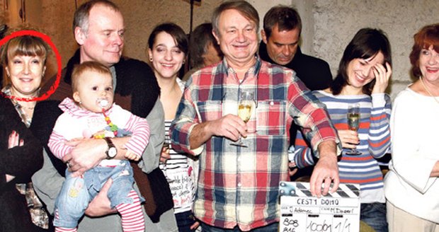 Brávková (vlevo) se ještě před nedávnem na natáčení stého dílu Cest domů režiséra Jiřího Adamce (vpravo) smála
