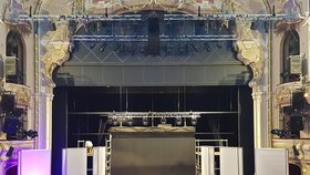 Prima staví pro prezidentskou debatu v Karlínském divadle obří scénu. Vévodí jí obrazovka o velikosti 6 x 3,5 metru.