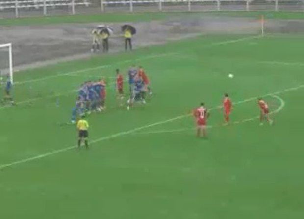 Geniální přímý kop završený gólem. Tohle chceme vidět pořád! Geniální přímý kop završený gólem. Tohle chceme vidět pořád!