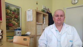 Doktor Anatolij Cybulja je primářem Oddělení geriatrie a následné péče ve Fakultní Thomayerovy nemocnici v Krči. Ač je rodilý Ukrajinec, v Čechách žije přes 20 let.