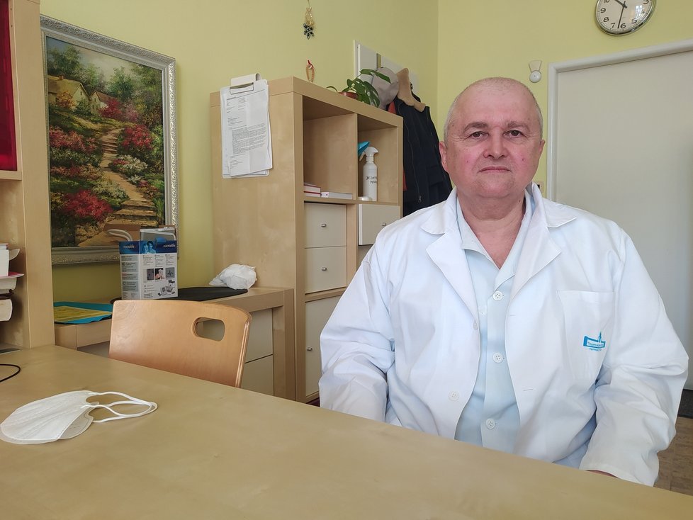 Doktor Anatolij Cybulja je primářem Oddělení geriatrie a následné péče ve Fakultní Thomayerovy nemocnici v Krči. Ač je rodilý Ukrajinec, v Čechách žije přes 20 let.