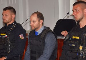 Bývalému primáři interny Domažlické nemocnice Vojtěchu Č. (40) hrozí 25 let za brutální vraždu kolegyně a milenky (†28) a znásilnění další ženy (37).