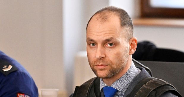 Bývalý primář interny Domažlické nemocnice Vojtěch Č. (41) dostal za brutální vraždu kolegyně a zároveň své milenky (†28) a dalšího pokusu vraždy na ženě (37) výjimečný trest 28 let.