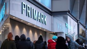 Znovuotevření obchodů s levným oblečením Primark v Británii (12. 4. 2021)