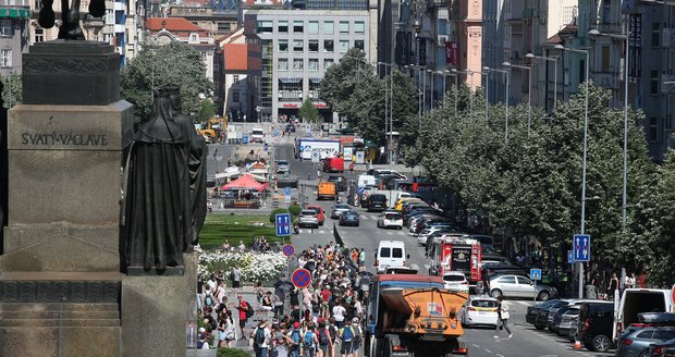 Takto to vypadalo v prvních chvílích otevření prvního českého Primarku na Václavském náměstí. Fronta místy dosahovala až k soše sv. Václava. (17. červen 2021)