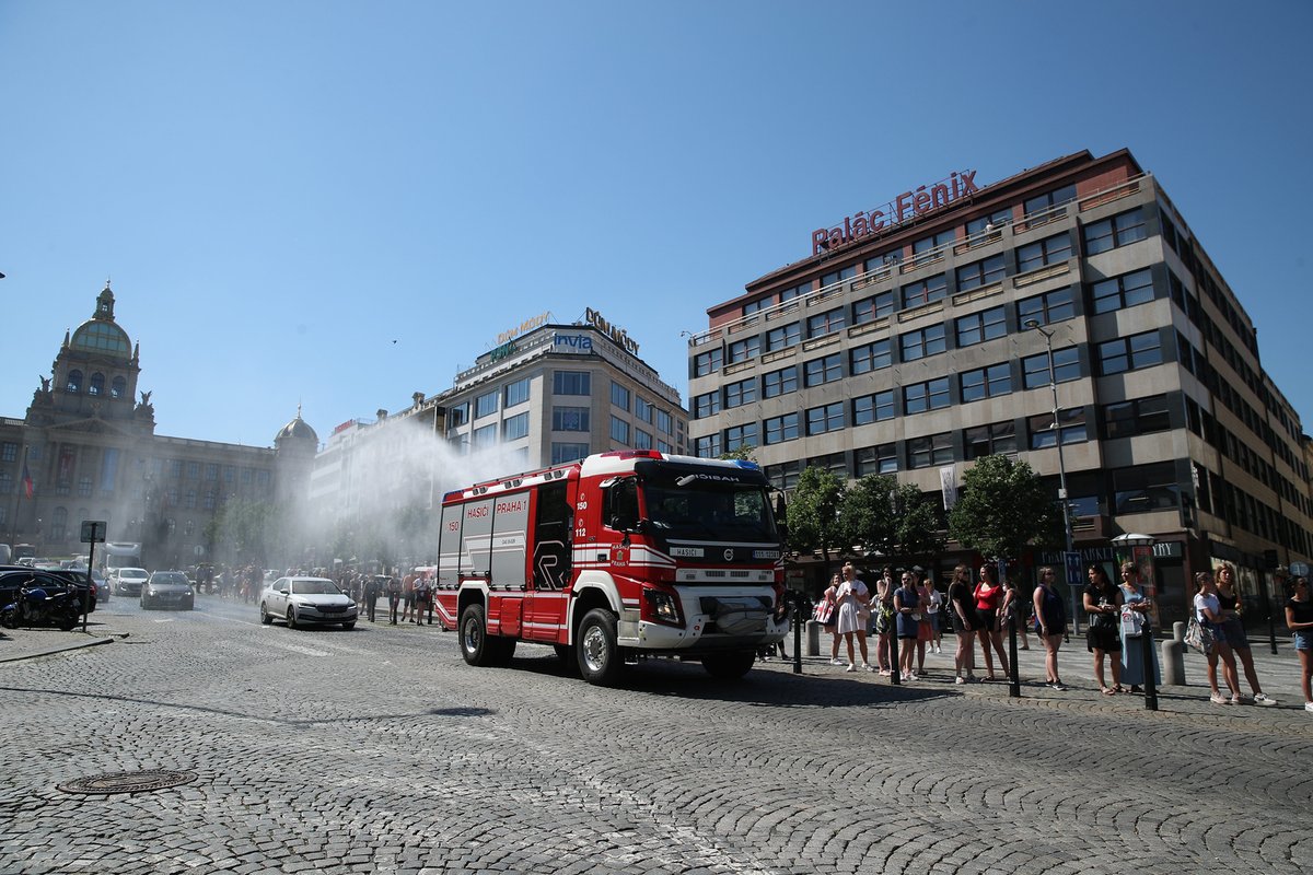 Takto to vypadalo v prvních chvílích otevření prvního českého Primarku na Václavském náměstí. Fronta místy dosahovala až k soše sv. Václava. (17. červen 2021)