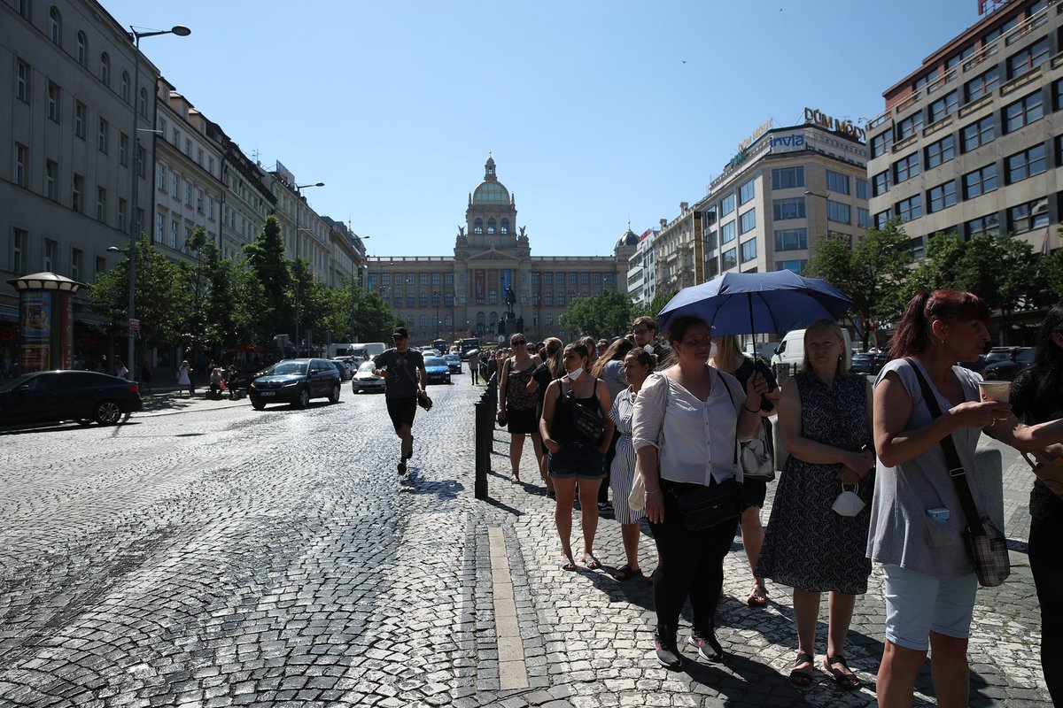 Takto to vypadalo v prvních chvílích otevření prvního českého Primarku na Václavském náměstí. Fronta místy dosahovala až k soše sv. Václava. (17. červen 2021)