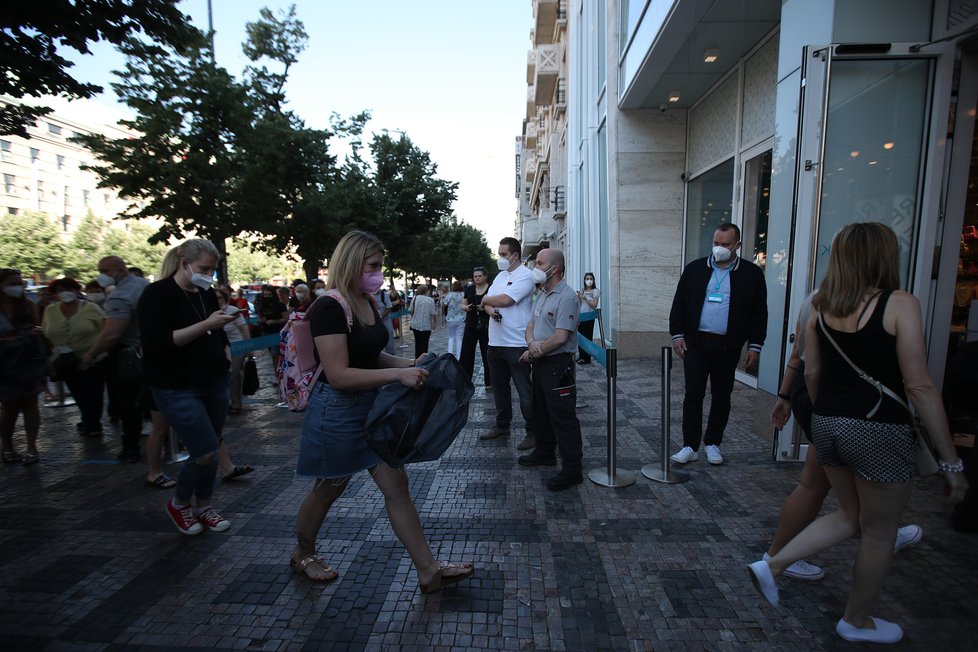 Takto to vypadalo během prvních minut, kdy se na Václavském náměstí otevřel první český Primark. Fronta se táhla až k soše sv. Václava. Kvůli vysokým teplotám byl přistaven i vůz, který okolí fronty kropí vodou. (17. červen 2021)