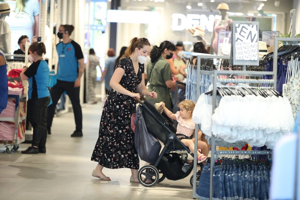 Takto to vypadalo během prvních minut, kdy se na Václavském náměstí otevřel první český Primark. Fronta se táhla až k soše sv. Václava. Kvůli vysokým teplotám byl přistaven i vůz, který okolí fronty kropí vodou. (17. červen 2021)