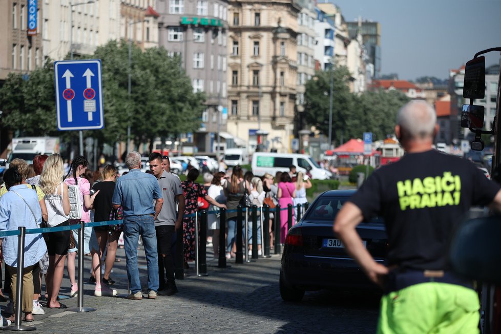 Takto to vypadalo během prvních minut, kdy se na Václavském náměstí otevřel první český Primark. Fronta se táhla až k soše sv. Václava. Kvůli vysokým teplotám byl přistaven i vůz, který okolí fronty kropí vodou. (17. červen 2021)