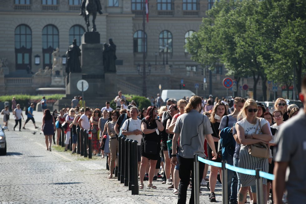 Takto to vypadalo během prvních minut, kdy se na Václavském náměstí otevřel první český Primark. Fronta se táhla až k soše sv. Václava. Kvůli vysokým teplotám byl přistaven i vůz, který okolí fronty kropí vodou. (17. červen 2021)