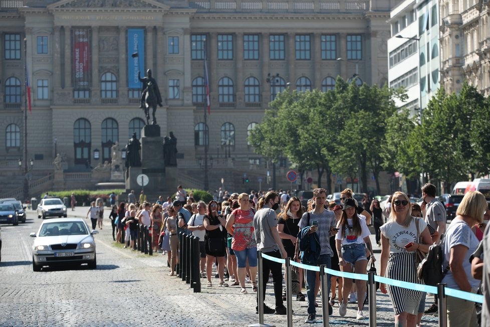 Takto to vypadalo během prvních minut, kdy se na Václavském náměstí otevřel první český Primark. Fronta se táhla až k soše sv. Václava. Kvůli vysokým teplotám byl přistaven i vůz, který okolí fronty kropí vodou. (17. červen 2021)