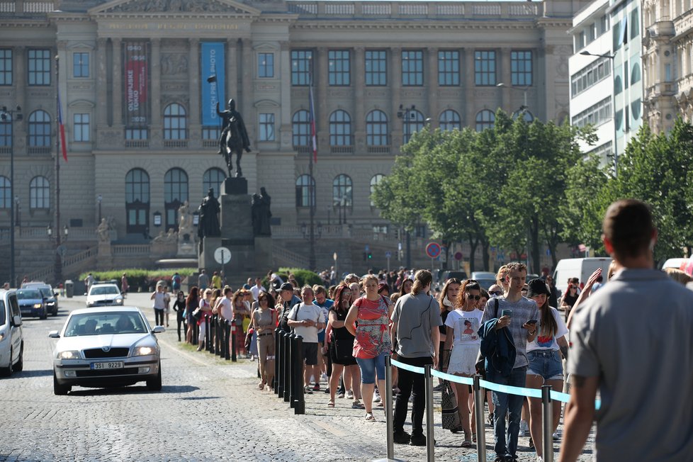 Takto to vypadalo během prvních minut, kdy se na Václavském náměstí otevřel první český Primark. Fronta se táhla až k soše sv. Václava. Kvůli vysokým teplotám byl přistaven i vůz, který okolí fronty kropí vodou. (17. červen 2021)