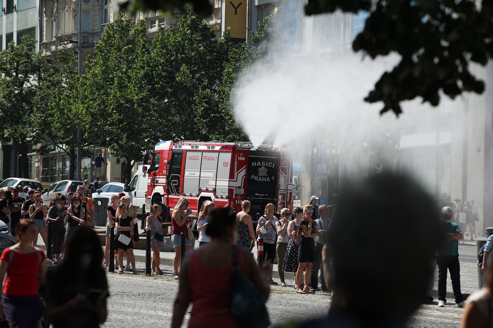 Takto to vypadalo v prvních chvílích otevření prvního českého Primarku na Václavském náměstí. Fronta místy dosahovala až k soše sv. Václava. (17. červen 2021)