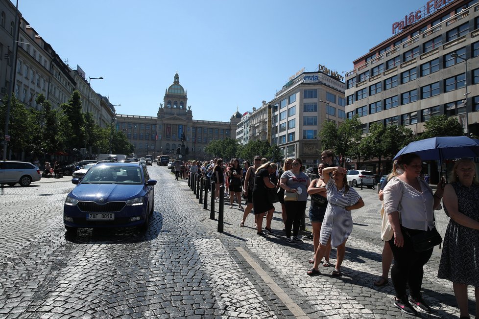 Takto to vypadalo v prvních chvílích otevření prvního českého Primarku na Václavském náměstí. Fronta místy dosahovala až k soše sv. Václava. (17. červen 2021)