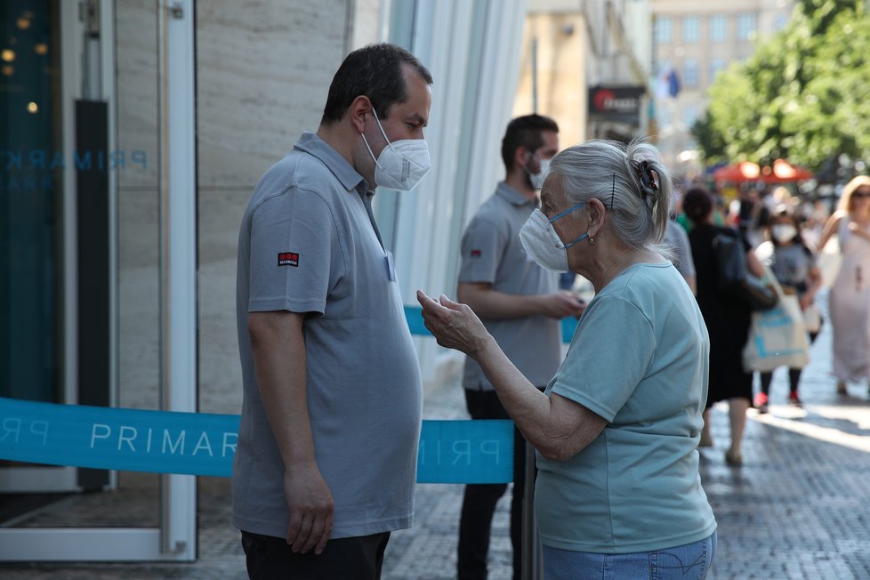 Takto to vypadalo v prvních chvílích otevření prvního českého Primarku na Václavském náměstí. Fronta místy dosahovala až k soše sv. Václava. (17. červen 2021)