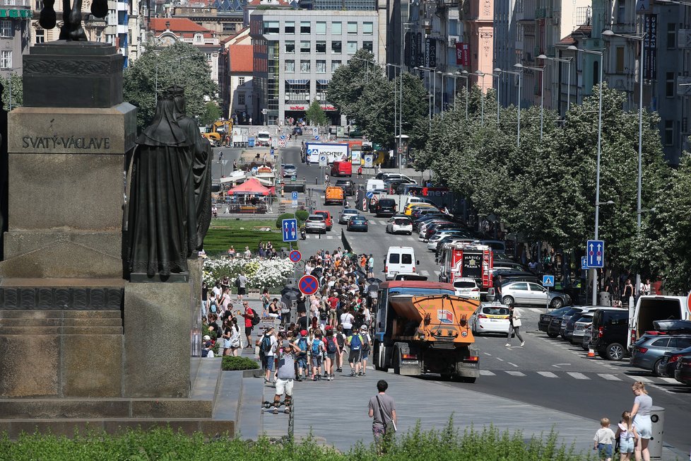 Takto to vypadalo v prvních chvílích otevření prvního českého Primarku na Václavském náměstí. Fronta místy dosahovala až k soše sv. Václava. (17. červen 2021)