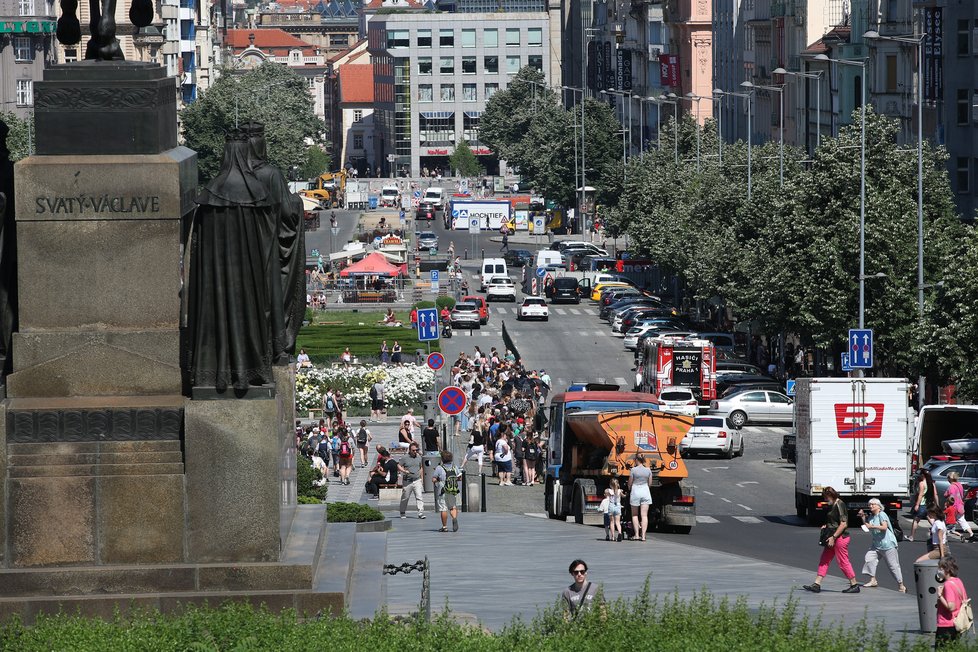 Takto to vypadalo v prvních chvílích otevření prvního českého Primarku na Václavském náměstí. Fronta místy dosahovala až k soše sv. Václava. (17. červen 2021)