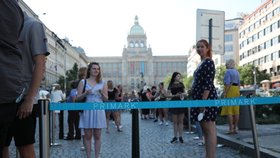 Takto to vypadalo během prvních minut, kdy se na Václavském náměstí otevřel první český Primark. Fronta se táhla až k soše sv. Václava. (17. červen 2021)