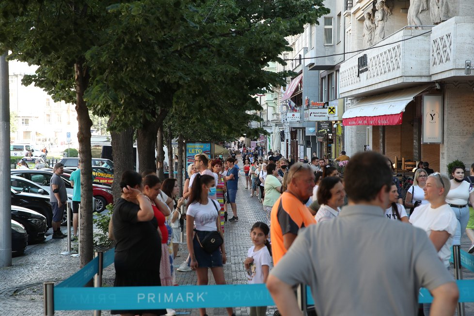 Takto to vypadalo během prvních minut, kdy se na Václavském náměstí otevřel první český Primark. Fronta se táhla až k soše sv. Václava. (17. červen 2021)