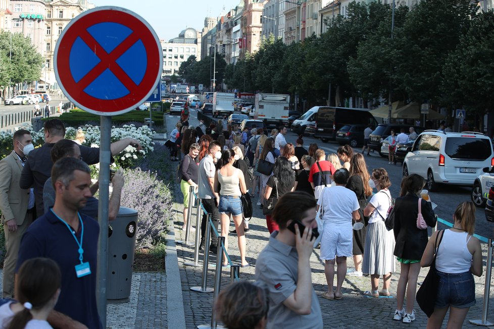 Takto to vypadalo během prvních minut, kdy se na Václavském náměstí otevřel první český Primark. Fronta se táhla až k soše sv. Václava. (17. červen 2021)