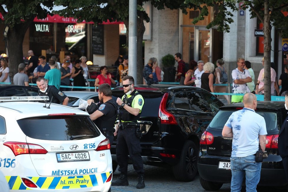 Takto to vypadalo během prvních minut, kdy se na Václavském náměstí otevřel první český Primark. Fronta se táhla až k soše sv. Václava. (17. červen 2021)