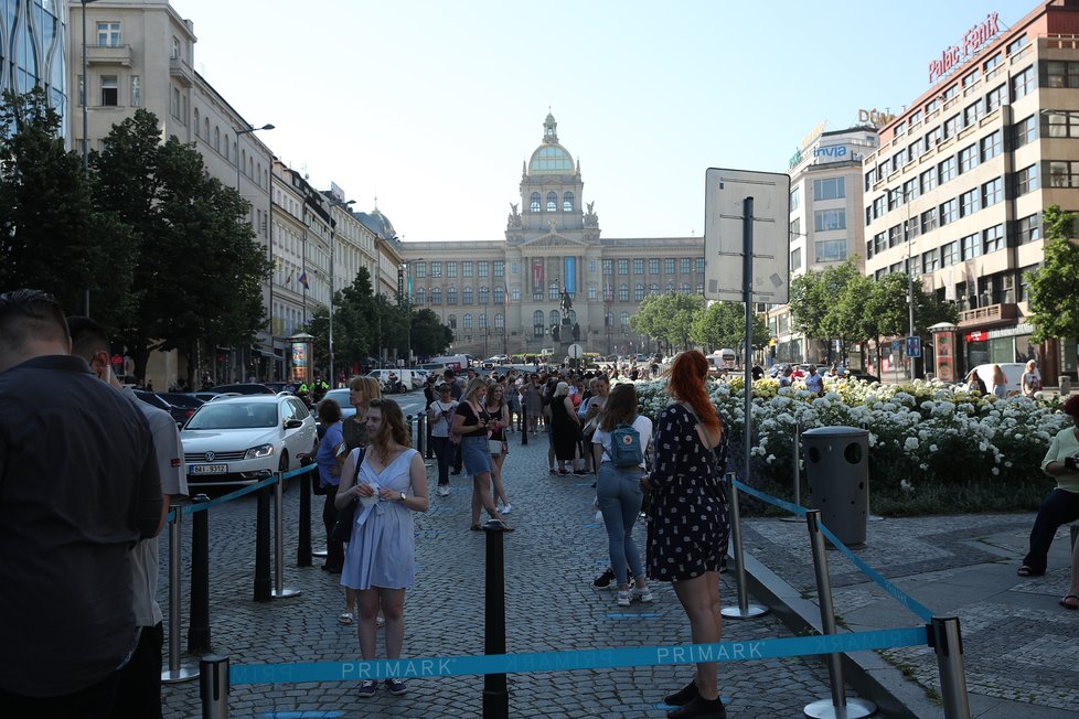 Takto to vypadalo během prvních minut, kdy se na Václavském náměstí otevřel první český Primark. Fronta se táhla až k soše sv. Václava. (17. červen 2021)