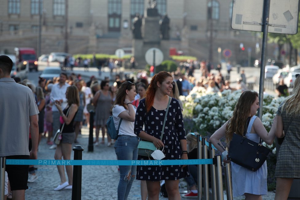 Takto to vypadalo během prvních minut, kdy se na Václavském náměstí otevřel první český Primark. Fronta se táhla až k soše sv. Václava. (17. červen 2021)