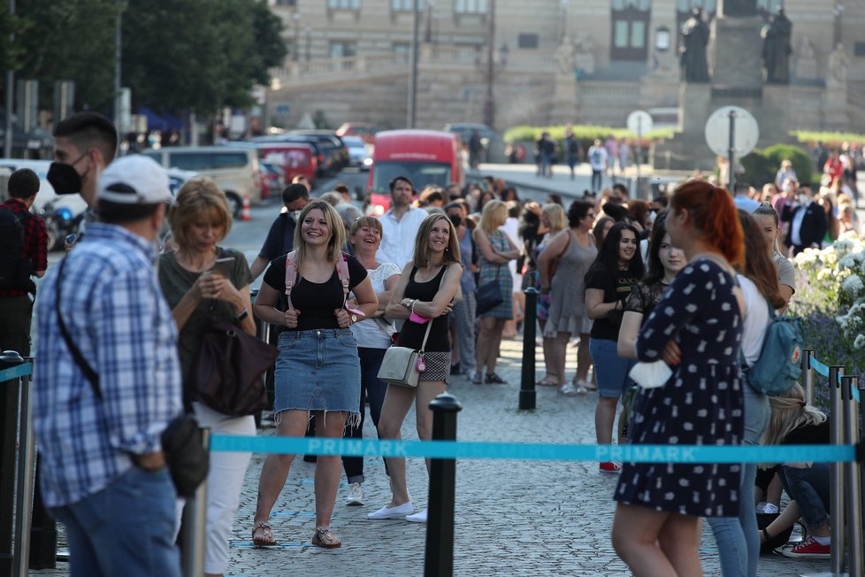 Takto to vypadalo během prvních minut, kdy se na Václavském náměstí otevřel první český Primark. Fronta se táhla až k soše sv. Václava. (17. červen 2021)