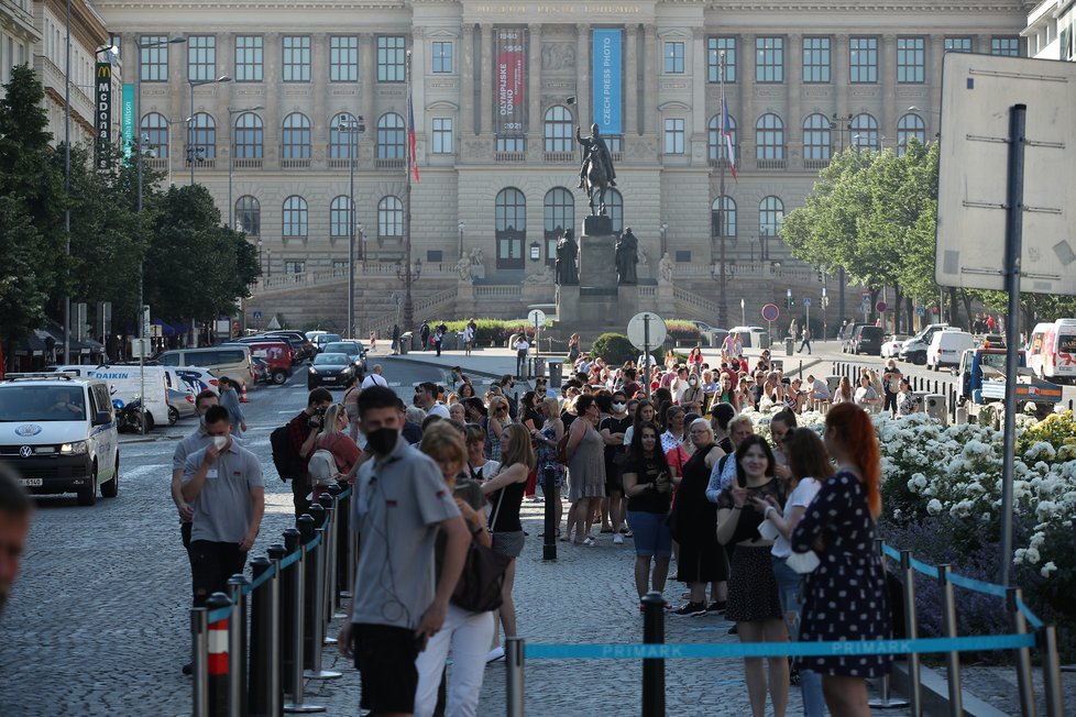 Takto to vypadalo během prvních minut, kdy se na Václavském náměstí otevřel první český Primark. Fronta se táhla až k soše sv. Václava. (17. červen 2021)