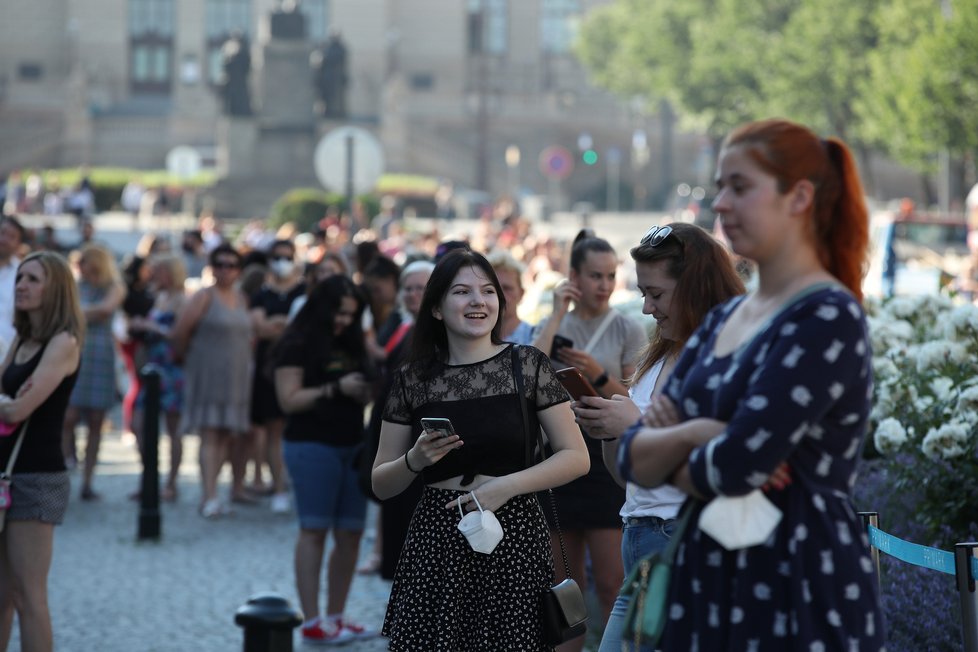 Takto to vypadalo během prvních minut, kdy se na Václavském náměstí otevřel první český Primark. Fronta se táhla až k soše sv. Václava. (17. červen 2021)