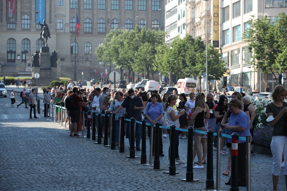 Takto to vypadalo během prvních minut, kdy se na Václavském náměstí otevřel první český Primark. Fronta se táhla až k soše sv. Václava. (17. červen 2021)