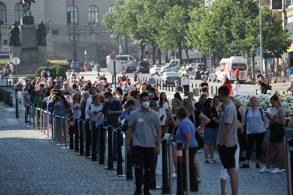 Takto to vypadalo během prvních minut, kdy se na Václavském náměstí otevřel první český Primark. Fronta se táhla až k soše sv. Václava. (17. červen 2021)