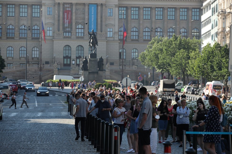 Takto to vypadalo během prvních minut, kdy se na Václavském náměstí otevřel první český Primark. Fronta se táhla až k soše sv. Václava. (17. červen 2021)