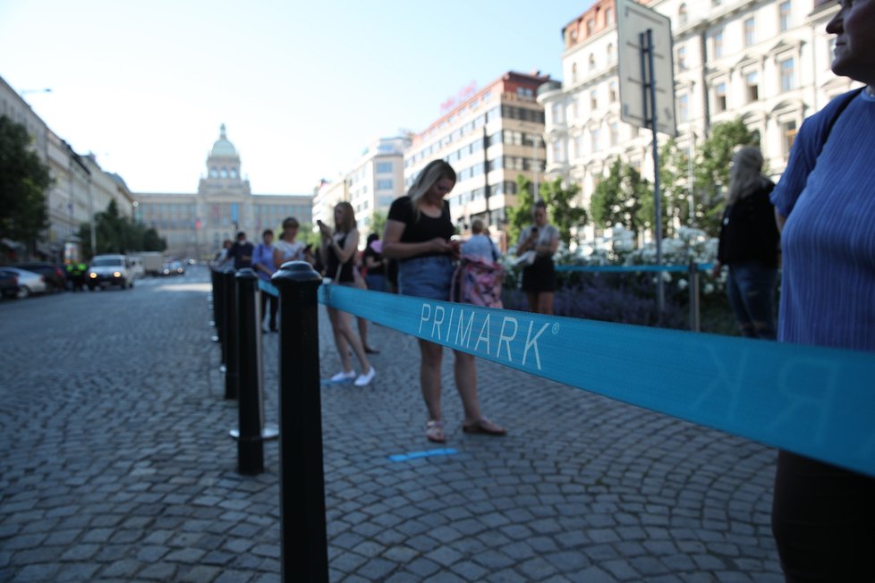 Takto to vypadalo během prvních minut, kdy se na Václavském náměstí otevřel první český Primark. Fronta se táhla až k soše sv. Václava. (17. červen 2021)