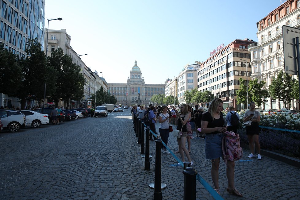 Takto to vypadalo během prvních minut, kdy se na Václavském náměstí otevřel první český Primark. Fronta se táhla až k soše sv. Václava. (17. červen 2021)