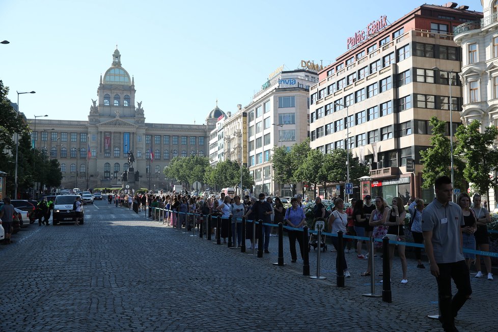 Takto to vypadalo během prvních minut, kdy se na Václavském náměstí otevřel první český Primark. Fronta se táhla až k soše sv. Václava. (17. červen 2021)