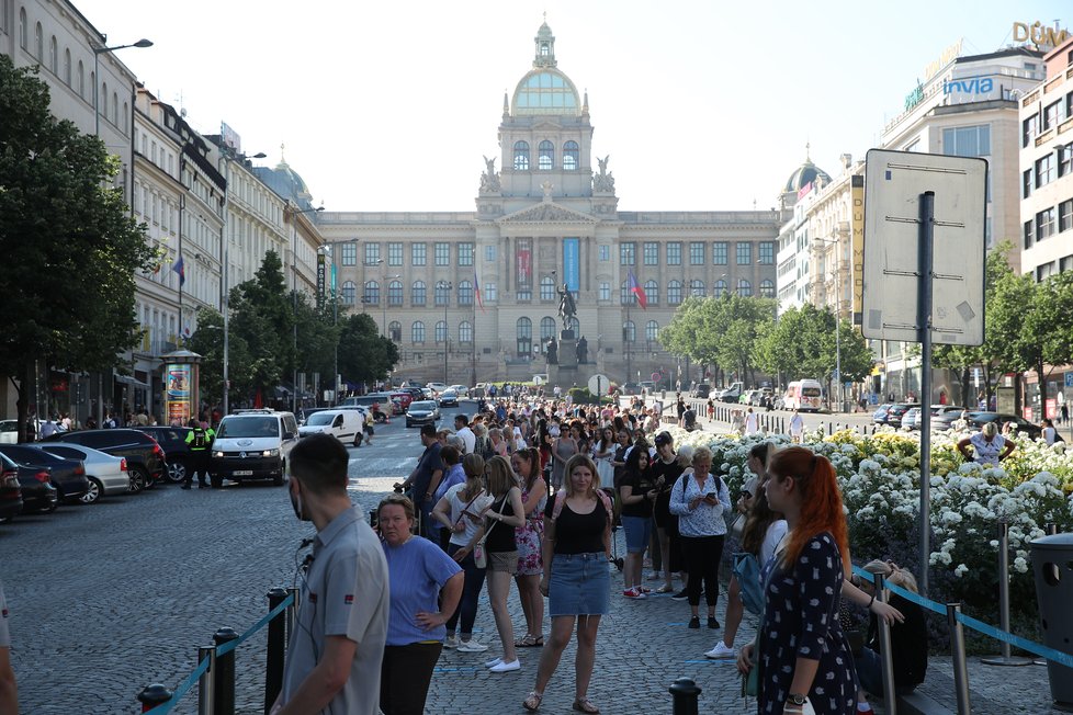 Takto to vypadalo během prvních minut, kdy se na Václavském náměstí otevřel první český Primark. Fronta se táhla až k soše sv. Václava. (17. červen 2021)