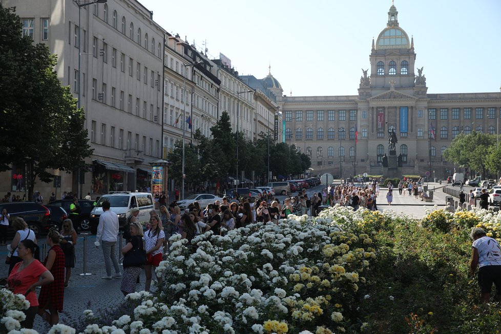 Takto to vypadalo během prvních minut, kdy se na Václavském náměstí otevřel první český Primark. Fronta se táhla až k soše sv. Václava. (17. červen 2021)