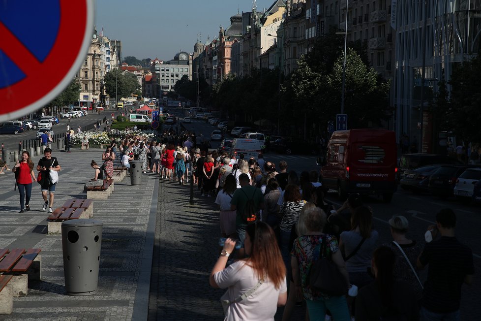 Takto to vypadalo během prvních minut, kdy se na Václavském náměstí otevřel první český Primark. Fronta se táhla až k soše sv. Václava. (17. červen 2021)