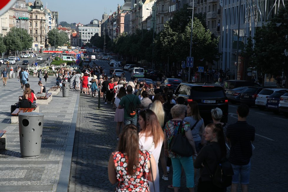 Takto to vypadalo během prvních minut, kdy se na Václavském náměstí otevřel první český Primark. Fronta se táhla až k soše sv. Václava. (17. červen 2021)