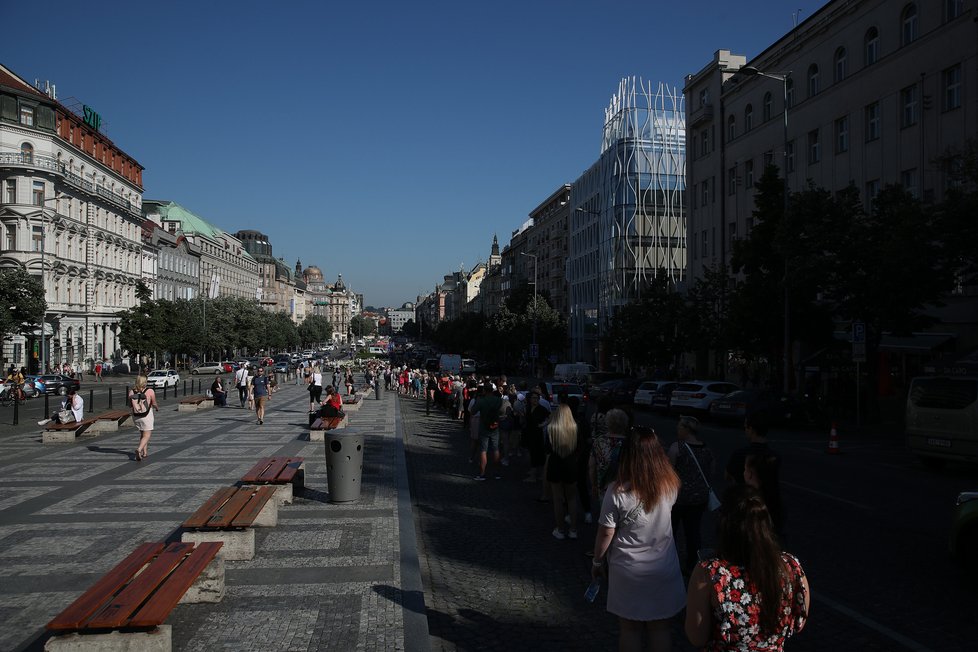 Takto to vypadalo během prvních minut, kdy se na Václavském náměstí otevřel první český Primark. Fronta se táhla až k soše sv. Václava. (17. červen 2021)