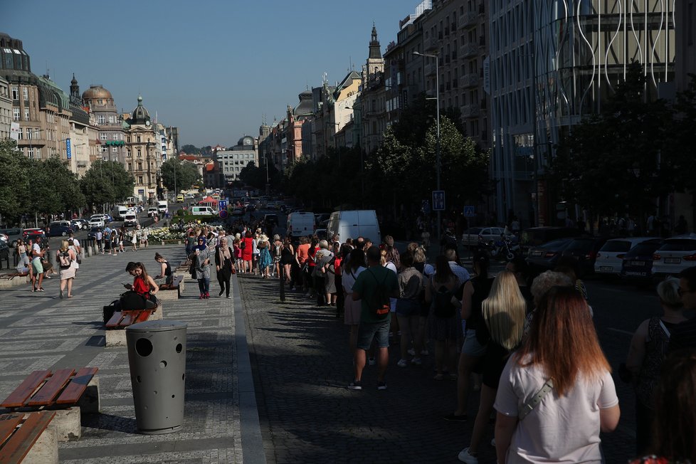 Takto to vypadalo během prvních minut, kdy se na Václavském náměstí otevřel první český Primark. Fronta se táhla až k soše sv. Václava. (17. červen 2021)