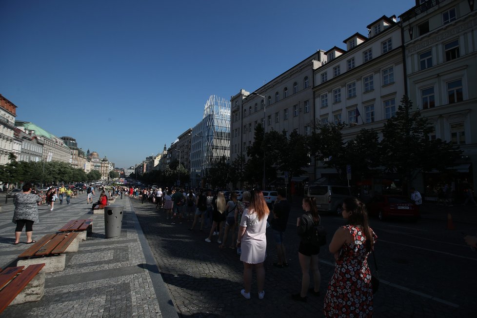 Takto to vypadalo během prvních minut, kdy se na Václavském náměstí otevřel první český Primark. Fronta se táhla až k soše sv. Václava. (17. červen 2021)