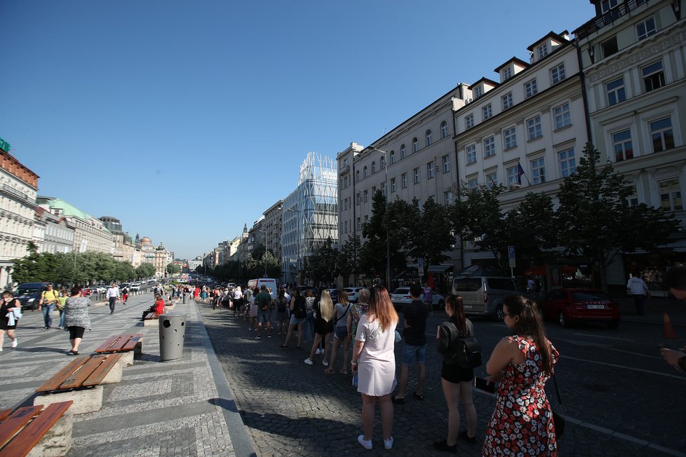 Takto to vypadalo během prvních minut, kdy se na Václavském náměstí otevřel první český Primark. Fronta se táhla až k soše sv. Václava. (17. červen 2021)