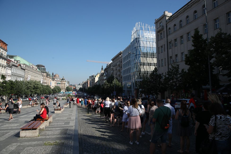 Takto to vypadalo během prvních minut, kdy se na Václavském náměstí otevřel první český Primark. Fronta se táhla až k soše sv. Václava. (17. červen 2021)