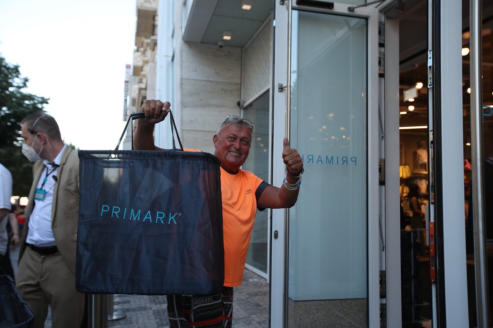 Takto to vypadalo během prvních minut, kdy se na Václavském náměstí otevřel první český Primark. Fronta se táhla až k soše sv. Václava. (17. červen 2021)