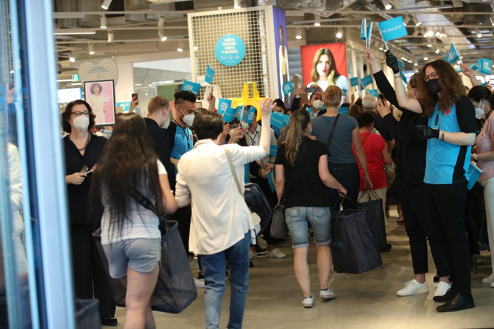 Takto to vypadalo během prvních minut, kdy se na Václavském náměstí otevřel první český Primark. Fronta se táhla až k soše sv. Václava. (17. červen 2021)